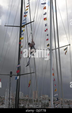 Gran Canaria Isole Canarie Spagna. Xx Novembre 2013. Gli equipaggi effettuare preparativi finali per l'inizio di questo anno la Atlantic Rally per incrociatori. Oltre 200 yacht a vela da 30 diversi paesi, lascerà Las Palmas de Gran Canaria, nelle Isole Canarie e la testa per Saint Lucia nei Caraibi. L'Arco, organizzato dal World Club di crociera, foglie domenica 24 novembre. Credito: Andy Holmes/Alamy Live News Foto Stock