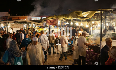 Ristoranti all'aperto presso la Djemaa El Fna market di notte, Medina, Marrakech, Marocco, Africa del Nord Foto Stock