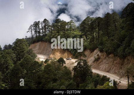 Il Bhutan, Dochu La pass, carrelli in alta altitudine strade come cloud si chiude Foto Stock