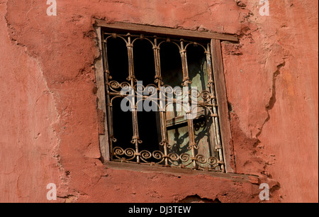 Metallo vecchia finestra marocchino in resi orange muro di casa Marrakech, Marocco, Africa del Nord Foto Stock