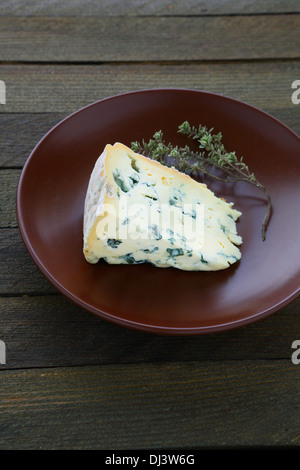 Formaggio blu su una piastra, cibo closeup Foto Stock