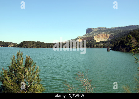Vista su tutta Guadalhorce serbatoio (Embalse de Guadalhorce), vicino a Ardales, provincia di Malaga, Andalusia, Spagna. Foto Stock