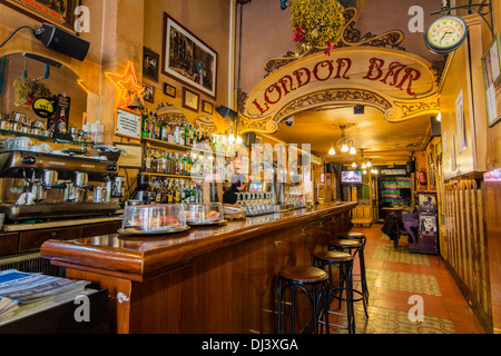 Barra di Londra, un modernista bar si trova nel quartiere di Raval, Barcellona, in Catalogna, Spagna Foto Stock