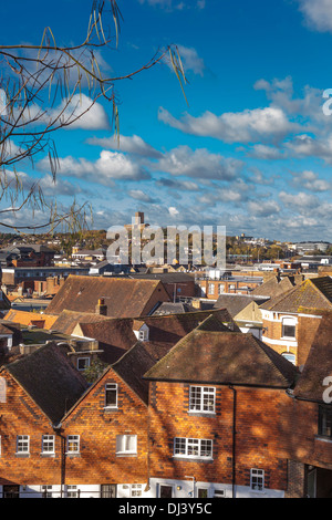 I tetti di Guildford con la cattedrale all'orizzonte, visto dal castello. Foto Stock