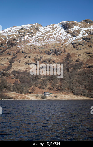 Una vista sul Loch Katrine alla fine dell'inverno. Foto Stock