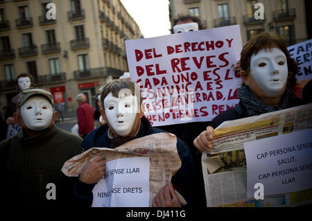 Barcellona, Spagna. 21 Novembre, 2013. Il prossimo 24 Novembre è la Giornata internazionale delle persone senza fissa dimora. Nell ambito della campagna "Nessuno senza la salute. Nessuno senza casa" promossa da diverse organizzazioni sociali ha effettuato un atto di protesta a Barcellona dove più persone mascherate, attivisti e senzatetto, hanno esposto Striscioni esigente la salute e la casa per tutti. In Spagna la crisi economica ha aumentato il numero di persone che sono senza casa e ha bisogno di sostegno sociale. Credito: Jordi Boixareu/Alamy Live News Foto Stock