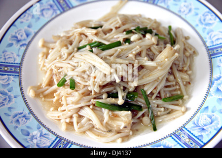 I funghi di miscelazione con il pepe e il basilico, cibo locale in Thailandia. Foto Stock