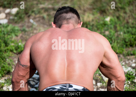 Uomo che fa pushups sulla ferrovia Foto Stock