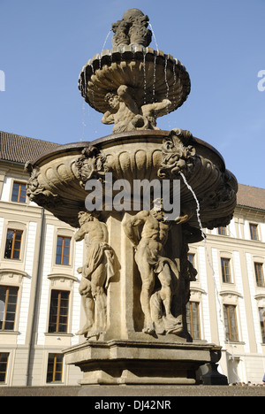 Fontana al Castello di Praga Foto Stock