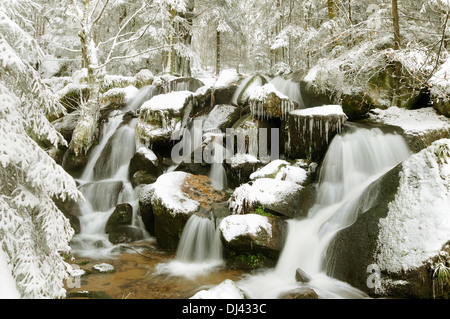 Gertelbach cascate in inverno in Germania Foto Stock