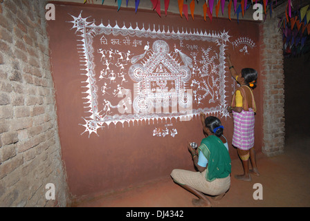 Warli donna dipinto sul muro, Maharashtra, India Foto Stock