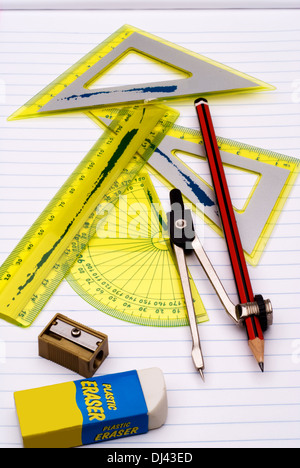 Scuola di strumenti matematici sul notebook rivestito di carta, set di geometria. Foto Stock