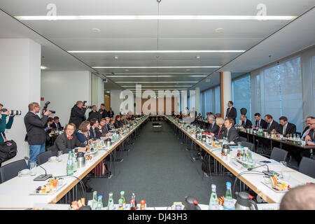 Berlino, Germania. Il 21 novembre 2013. CDU / CSU E SPD riunirsi nuovamente per impostare la coalizione tra loro. Questi incontri sono venuti per oltre un mese. Fa questo "Braccio di Ferro" fine? Goncalo Silva/Alamy Live News. Foto Stock