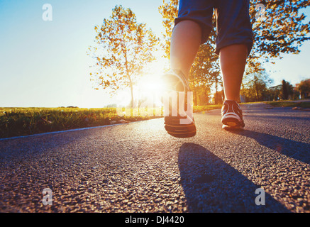 Sfondo di fitness, close up dei piedini di guida su strada Foto Stock