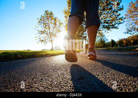 Sport sfondo, runner piedi sulla strada closeup Foto Stock