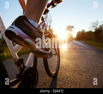 Il piede sul pedale della bicicletta Foto Stock