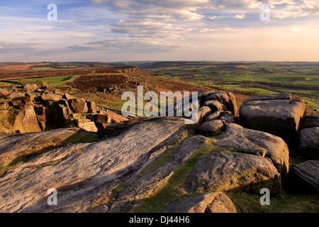 Gritstone rocce, Curbar Edge, Parco Nazionale di Peak District, Derbyshire, England, Regno Unito Foto Stock