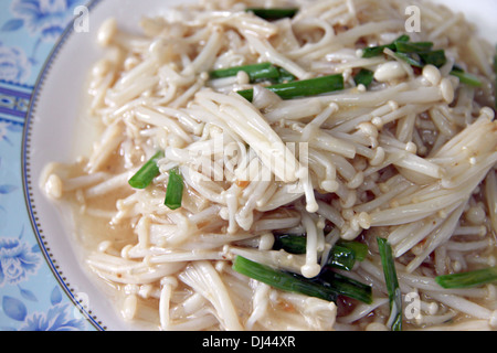 I funghi di miscelazione con il pepe e il basilico, cibo locale in Thailandia. Foto Stock