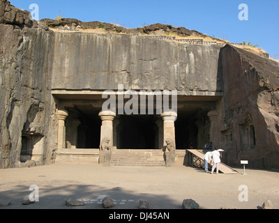 Grotta 29 : facciata e ingresso Grotte di Ellora, Aurangabad, Maharashtra, India Foto Stock