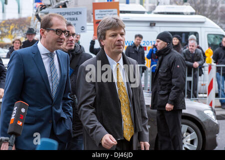 Berlino, Germania. Il 21 novembre 2013. CDU / CSU E SPD riunirsi nuovamente per impostare la coalizione tra loro. Questi incontri sono venuti per oltre un mese. Fa questo "Braccio di Ferro" fine? CSU Presidente Alexander Dobrindt arrivando alla riunione. Goncalo Silva/Alamy Live News. Foto Stock