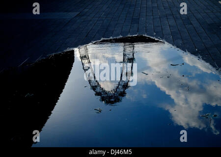 Londra, Regno Unito. Il 21 novembre 2013. London Eye riflesso nella pozza Credito: Rachel Megawhat/Alamy Live News Foto Stock