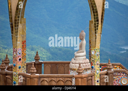 Immagine del buddha di Wat Phra That Pha Kaew, o il tempio su di una scogliera di vetro, un monastero buddista in khao kho, phetchabun, Thailandia Foto Stock