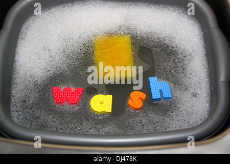 Concetto di lavaggio con toy lettere l'ortografia della parola lavare Foto Stock