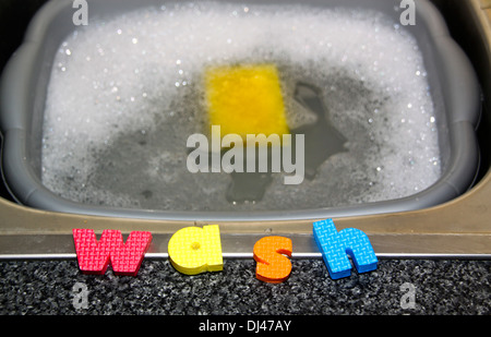 Concetto di lavaggio con toy lettere l'ortografia della parola lavare Foto Stock