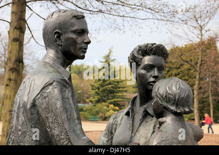 La scultura di un gruppo familiare all'entrata a Telford Parco Comunale Foto Stock