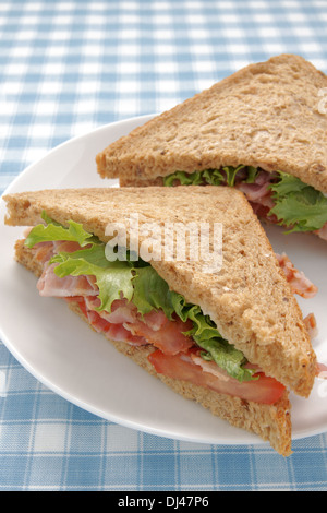 La pancetta lattuga e pomodoro panino sul malto di grano intero pane Foto Stock