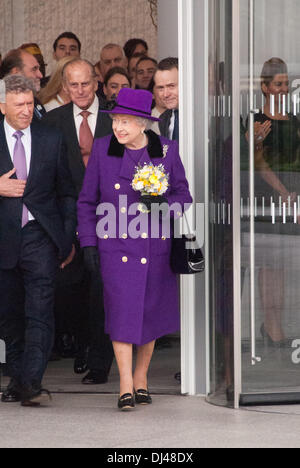 Londra, Regno Unito. Il 21 novembre 2013. Queen Elizabeth II lascia la Shard dopo aver tenuto nella vista di Londra il più alto edificio Londra 21/11/2013 Credit: JOHNNY ARMSTEAD/Alamy Live News Foto Stock