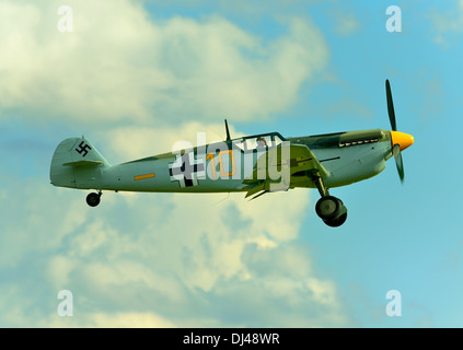 Messerschmitt Bf-109 Luftwaffe WW2 aereo da combattimento utilizzato nella realizzazione del film 'Battaglia di Gran Bretagna' battenti a Duxford REGNO UNITO Foto Stock