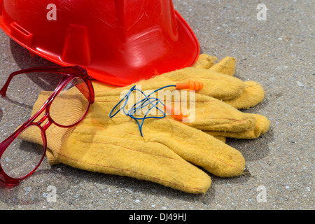 Ancora in vita, la protezione industriale Marcia, Hardhat, dei tappi per le orecchie e gli occhiali di protezione, STATI UNITI D'AMERICA Foto Stock