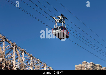 Roosevelt Island Tram presso la Ed Koch Queensboro Bridge attraversa l'East River, NYC Foto Stock