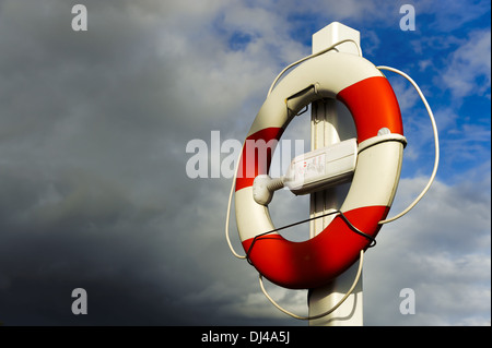 Salvagente prima di cielo drammatico Foto Stock