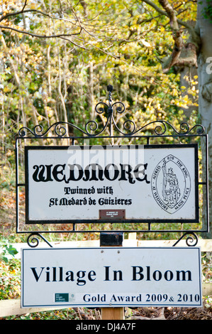 Villaggio di Wedmore segno dal Lascot collina Wedmore Boschi Foto Stock