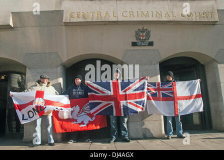 Londra, UK . Xxi Nov, 2013. Inglese forza di volontariato di fronte all'ingresso della Old Bailey chiede la pena di morte per gli assassini del batterista Lee Rigby Londra 21/11/2013 Credit: JOHNNY ARMSTEAD/Alamy Live News Foto Stock