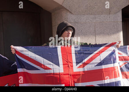 Londra, UK . Xxi Nov, 2013. Inglese forza di volontariato di fronte all'ingresso della Old Bailey chiede la pena di morte per gli assassini del batterista Lee Rigby Londra 21/11/2013 Credit: JOHNNY ARMSTEAD/Alamy Live News Foto Stock