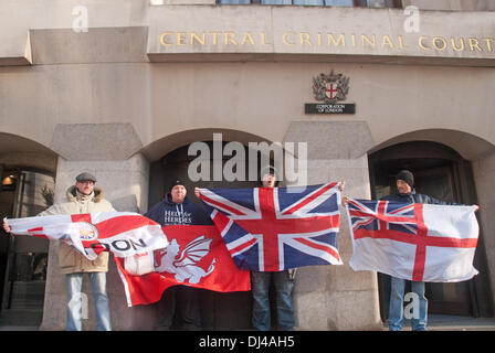 Londra, UK . Xxi Nov, 2013. Inglese forza di volontariato di fronte all'ingresso della Old Bailey chiede la pena di morte per gli assassini del batterista Lee Rigby Londra 21/11/2013 Credit: JOHNNY ARMSTEAD/Alamy Live News Foto Stock