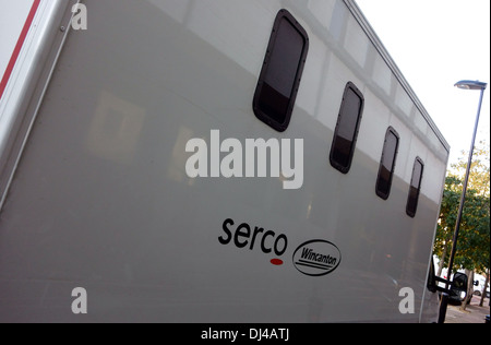 Logo su Serco prigione van, Londra Foto Stock