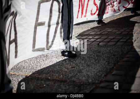 Santiago del Cile, Cile. Xx Nov, 2013. Gli studenti della secondaria che si rifiutano di eseguire test simce '' La nazionale del sistema di valutazione '' con questo tentativo di ottenere una discussione su come è possibile valutare ulteriormente la qualità dell'istruzione con una prova che tutto ciò che fa è segregare .Gli studenti hanno incontrato il viale principale di Santiago de Chile, Av. Alameda . il tentativo di offrire un volto nella mineduc oficianas ' ministero della pubblica istruzione '" che si è conclusa con scontri con la polizia antisommossa FFEE .Foto: Pablo Rojas Madariaga/NurPhoto Credito: Pablo Rojas Madariaga/NurPhoto/ZUMAPRESS.com/Alamy Live News Foto Stock