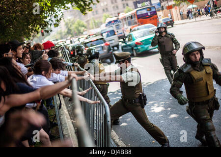 Santiago del Cile, Cile. Xx Nov, 2013. Gli studenti della secondaria che si rifiutano di eseguire test simce '' La nazionale del sistema di valutazione '' con questo tentativo di ottenere una discussione su come è possibile valutare ulteriormente la qualità dell'istruzione con una prova che tutto ciò che fa è segregare .Gli studenti hanno incontrato il viale principale di Santiago de Chile, Av. Alameda . il tentativo di offrire un volto nella mineduc oficianas ' ministero della pubblica istruzione '" che si è conclusa con scontri con la polizia antisommossa FFEE .Foto: Pablo Rojas Madariaga/NurPhoto Credito: Pablo Rojas Madariaga/NurPhoto/ZUMAPRESS.com/Alamy Live News Foto Stock