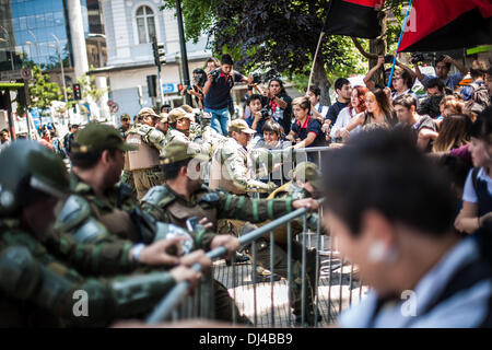 Santiago del Cile, Cile. Xx Nov, 2013. Gli studenti della secondaria che si rifiutano di eseguire test simce '' La nazionale del sistema di valutazione '' con questo tentativo di ottenere una discussione su come è possibile valutare ulteriormente la qualità dell'istruzione con una prova che tutto ciò che fa è segregare .Gli studenti hanno incontrato il viale principale di Santiago de Chile, Av. Alameda . il tentativo di offrire un volto nella mineduc oficianas ' ministero della pubblica istruzione '" che si è conclusa con scontri con la polizia antisommossa FFEE .Foto: Pablo Rojas Madariaga/NurPhoto Credito: Pablo Rojas Madariaga/NurPhoto/ZUMAPRESS.com/Alamy Live News Foto Stock