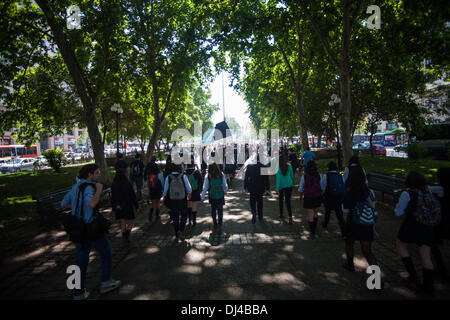 Santiago del Cile, Cile. Xx Nov, 2013. Gli studenti della secondaria che si rifiutano di eseguire test simce '' La nazionale del sistema di valutazione '' con questo tentativo di ottenere una discussione su come è possibile valutare ulteriormente la qualità dell'istruzione con una prova che tutto ciò che fa è segregare .Gli studenti hanno incontrato il viale principale di Santiago de Chile, Av. Alameda . il tentativo di offrire un volto nella mineduc oficianas ' ministero della pubblica istruzione '" che si è conclusa con scontri con la polizia antisommossa FFEE .Foto: Pablo Rojas Madariaga/NurPhoto Credito: Pablo Rojas Madariaga/NurPhoto/ZUMAPRESS.com/Alamy Live News Foto Stock