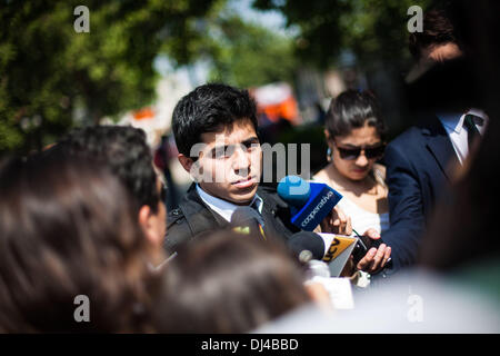 Santiago del Cile, Cile. Xx Nov, 2013. Gli studenti della secondaria che si rifiutano di eseguire test simce '' La nazionale del sistema di valutazione '' con questo tentativo di ottenere una discussione su come è possibile valutare ulteriormente la qualità dell'istruzione con una prova che tutto ciò che fa è segregare .Gli studenti hanno incontrato il viale principale di Santiago de Chile, Av. Alameda . il tentativo di offrire un volto nella mineduc oficianas ' ministero della pubblica istruzione '" che si è conclusa con scontri con la polizia antisommossa FFEE .Foto: Pablo Rojas Madariaga/NurPhoto Credito: Pablo Rojas Madariaga/NurPhoto/ZUMAPRESS.com/Alamy Live News Foto Stock