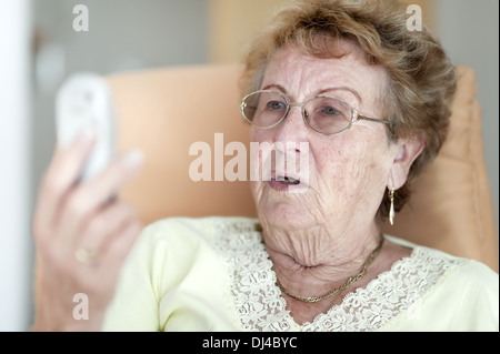 Donna anziana con telefono Foto Stock