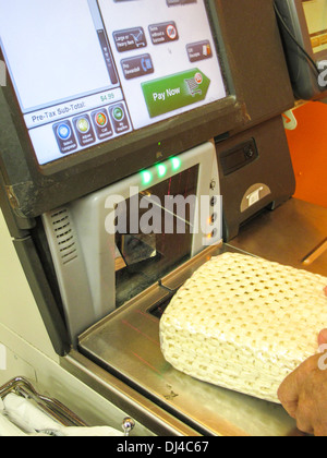 Automated Self Check Out, Home Depot, NYC,USA Foto Stock