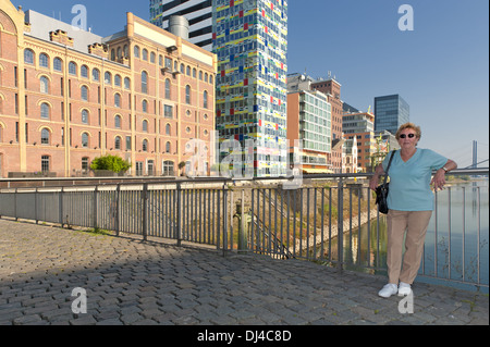 È senior in Media Harbour Düsseldorf Foto Stock