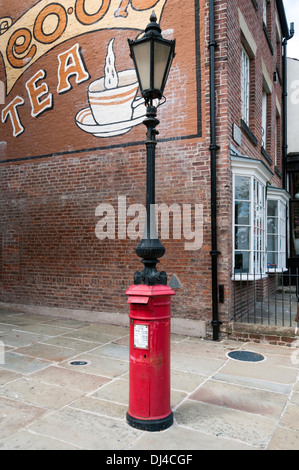 Combinati strada lampada e casella postale presso i pionieri di Rochdale Co-op museum, Toad Lane, Rochdale, Greater Manchester, Inghilterra, Regno Unito. Foto Stock