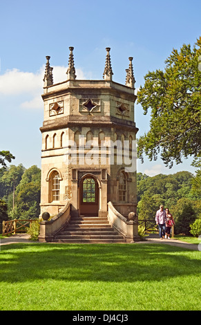 Una follia sui terreni del monastero cistercense Fountains Abbey North Yorkshire, Inghilterra. Foto Stock